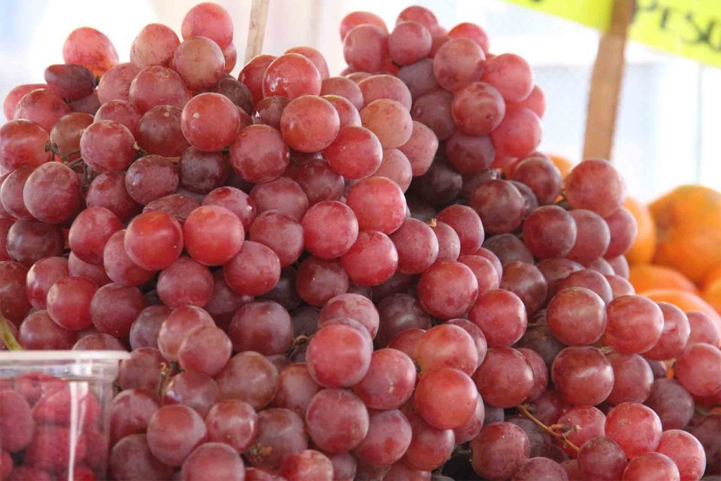 Uvas ya se venden “carítsimas de París” pa’l fin de año