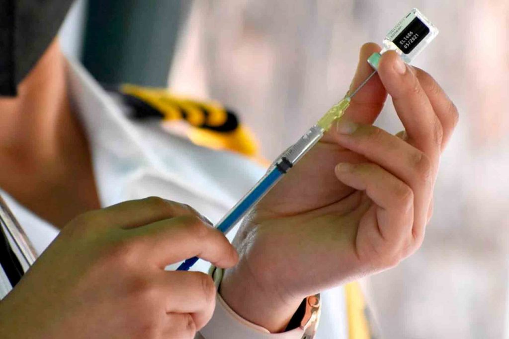 Restan menos de 100 médicos privados en ser vacunados
