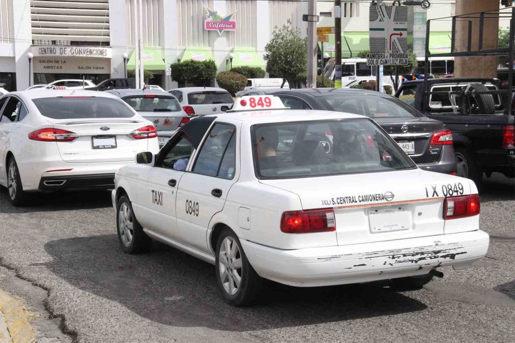Taxistas también piden el regreso a clases pa’ recuperarse