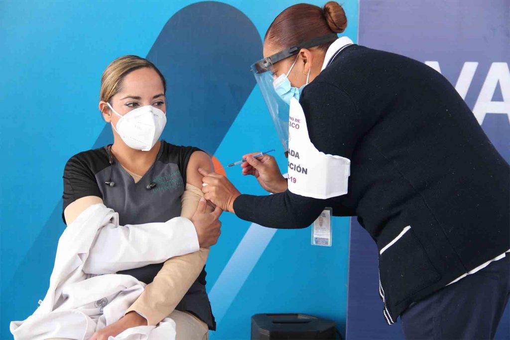 Susana Roque fue la primerita en vacunarse
