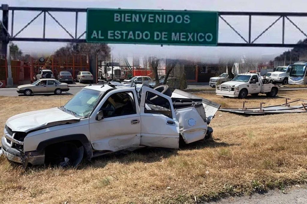 Camioneta derriba en Toluca letrero de bienvenida al Edomex