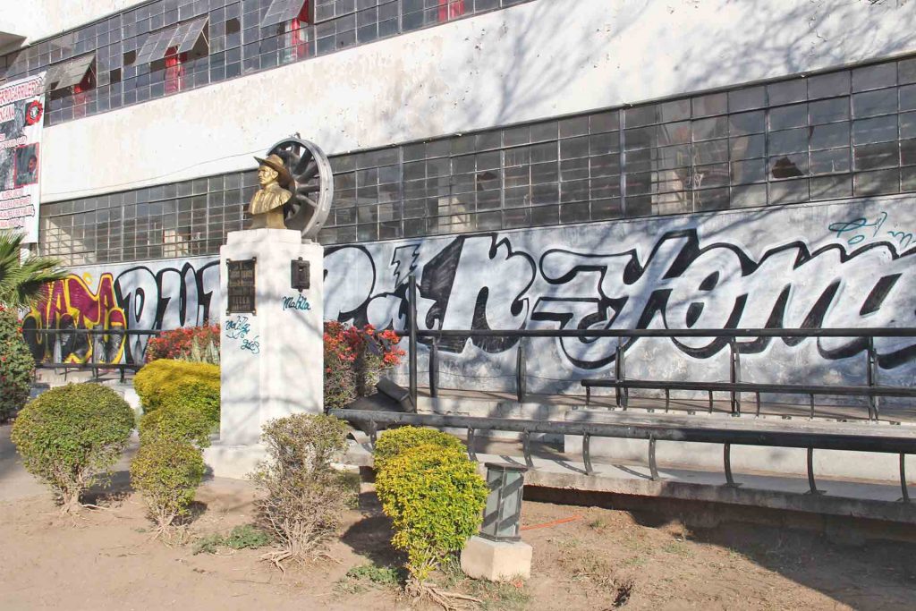 Le dan en la torre a la fachada del Sindicado Ferrocarrilero