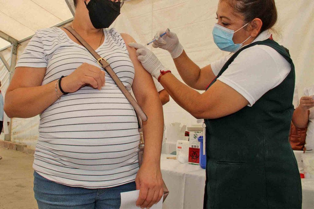 Investigarán a mujeres “embarazadas” que fueron por su vacuna