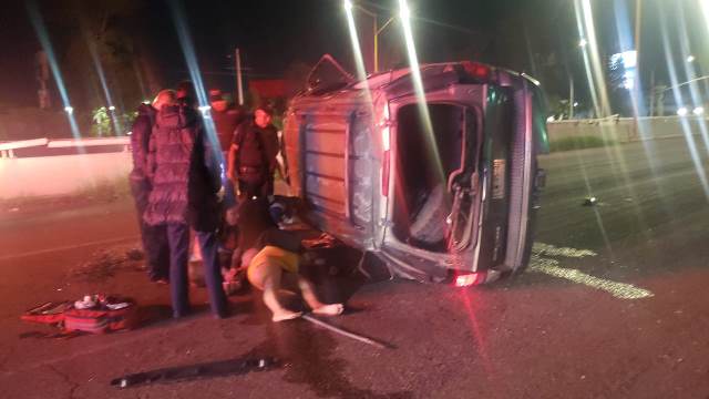 1 muerta y 1 lesionada tras volcadura de camioneta frente a Altaria