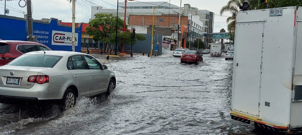 Lluvia enloquece a la ciudad; este sábado puede empeorar
