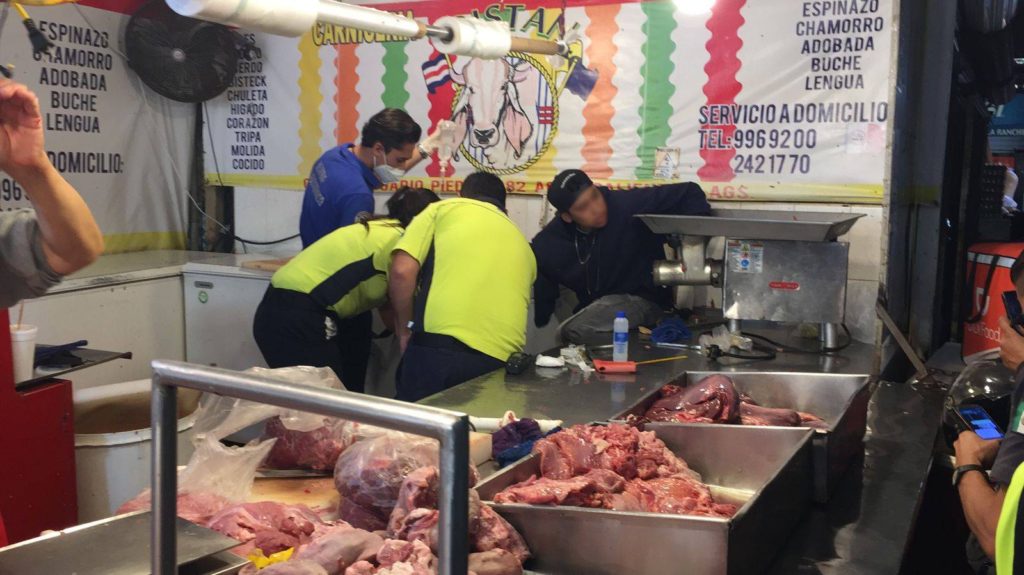 Chavito casi se tritura la mano