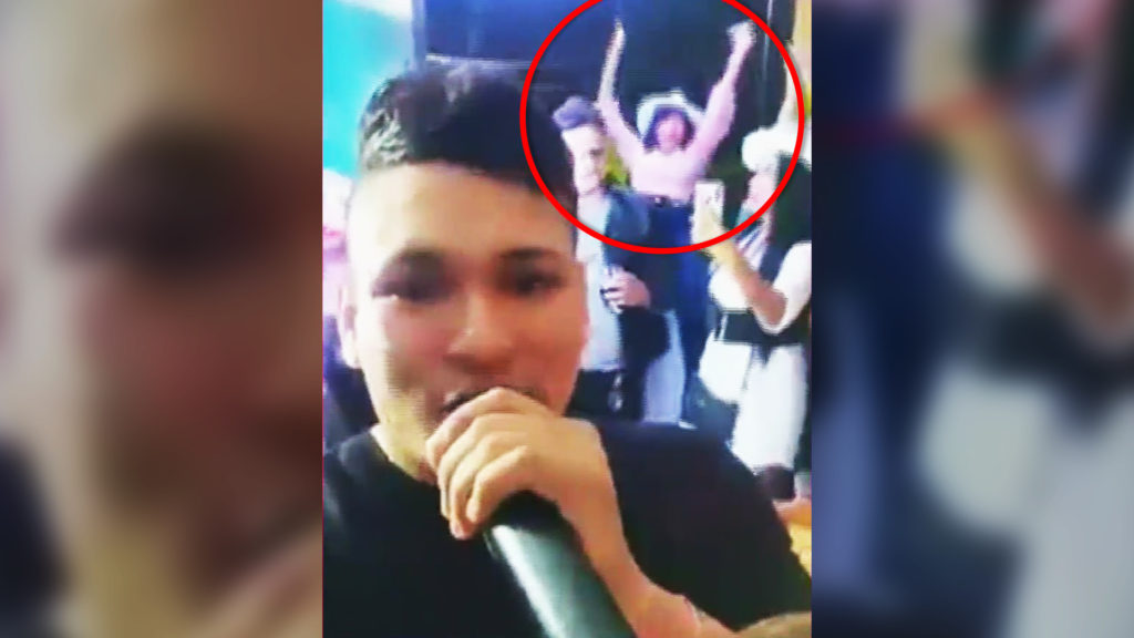 mujer cae segundo piso