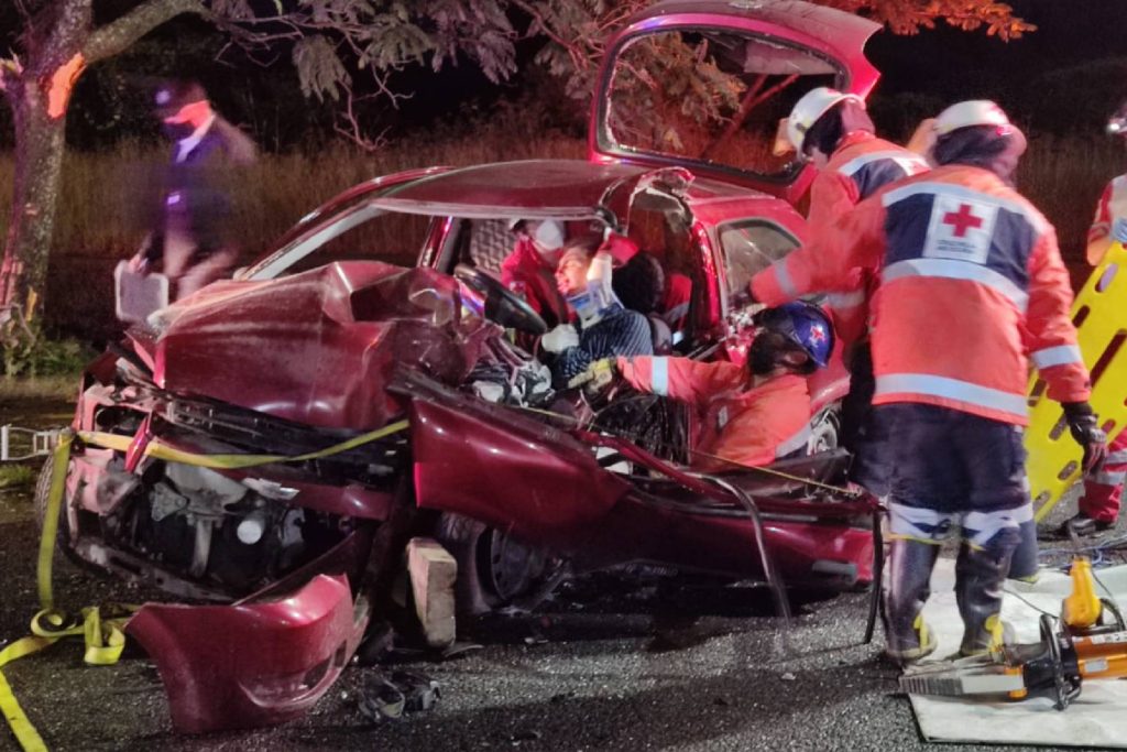 Joven prensado gravemente lesionado