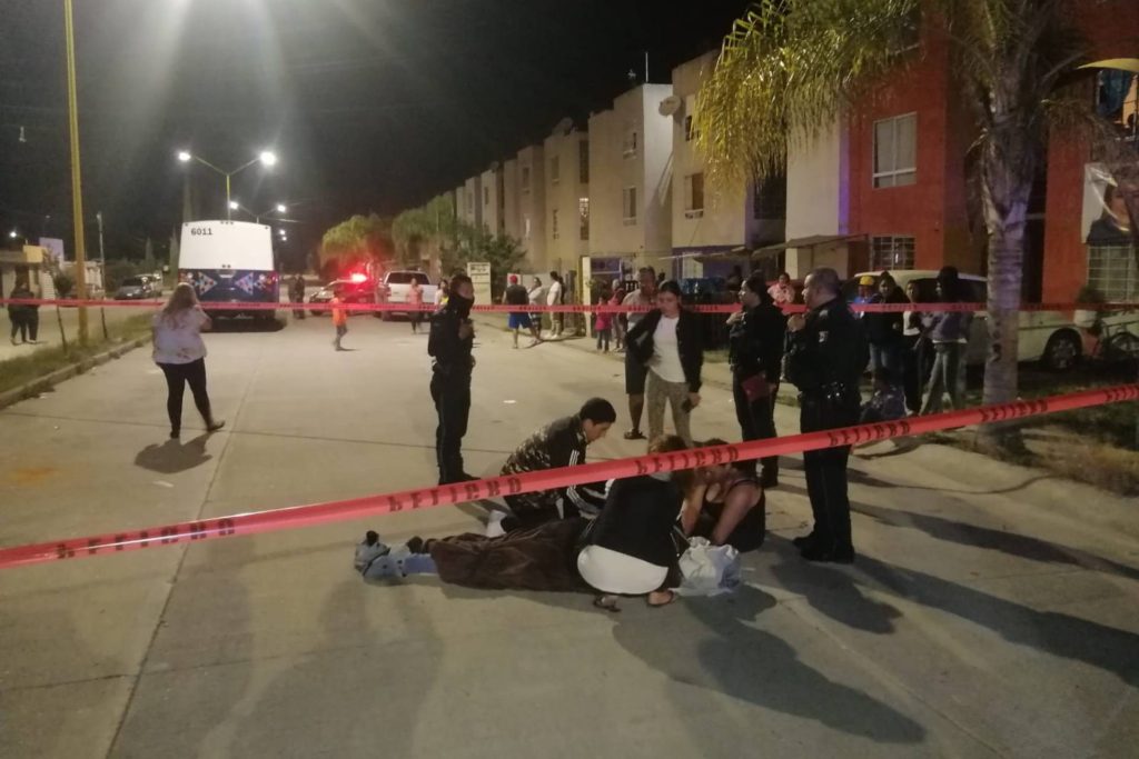 jovencito cayó camioneta movimiento