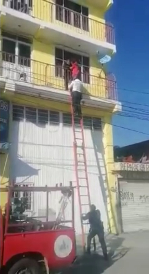 rescataron niña balcón