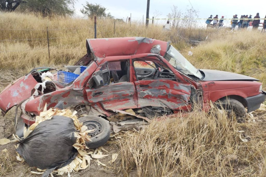 Camioneta impactó tsuru matando copiloto