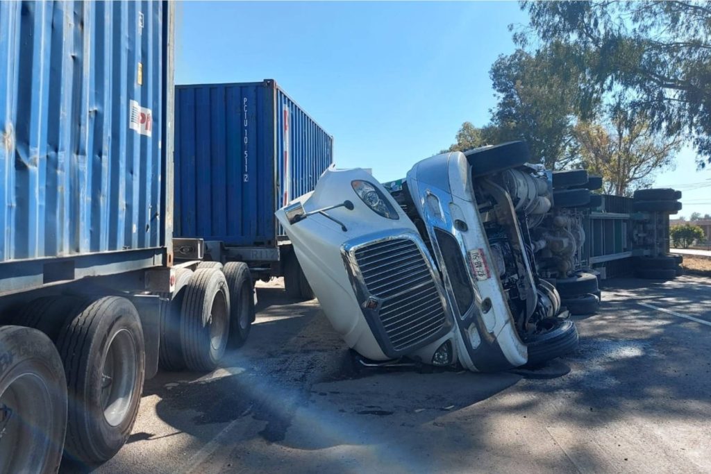 volcadura de un tráiler 45 sur