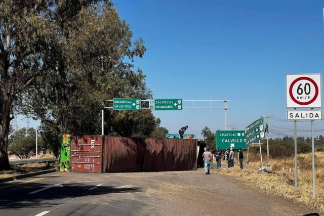 La volcadura de un tráiler provocó que el tráfico se desquiciara sobre la carretera 45 Sur, durando varias horas una larga fila de vehículos