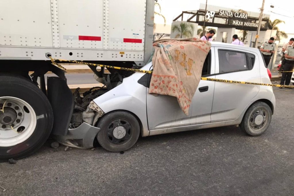 murió hombre estrellar automóvil tráiler
