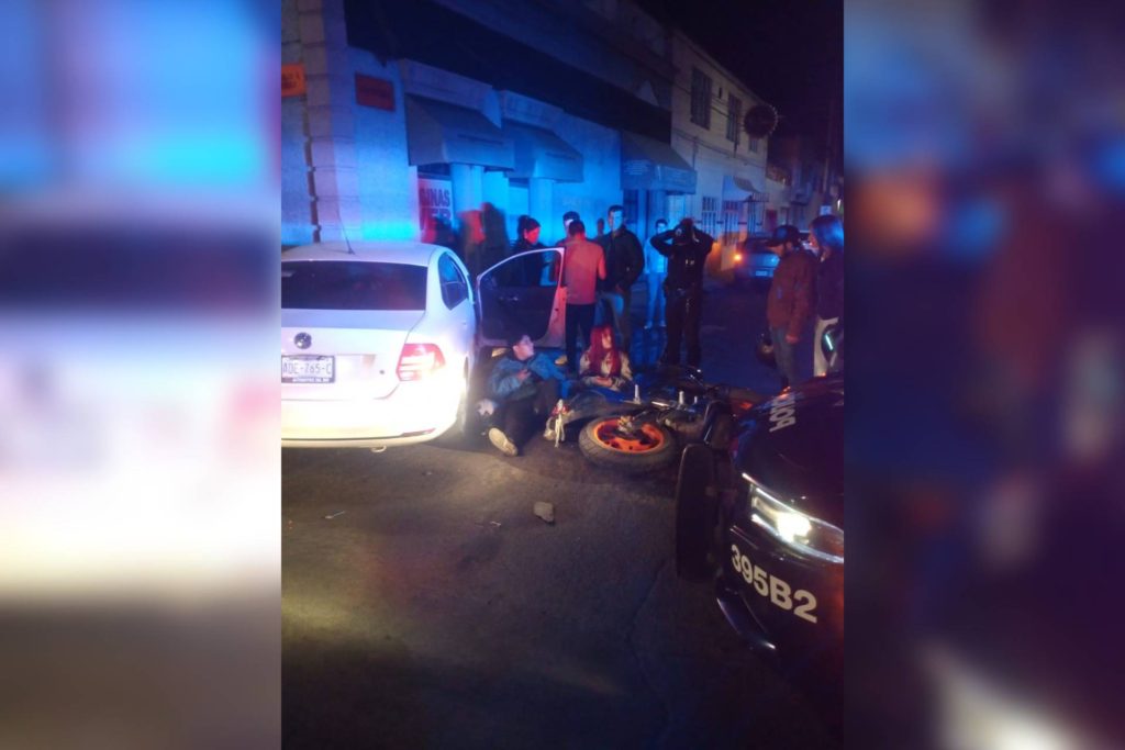 pareja motociclistas vehículo