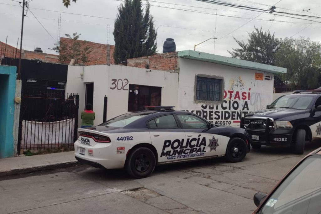 joven suspendiéndose por el cuello