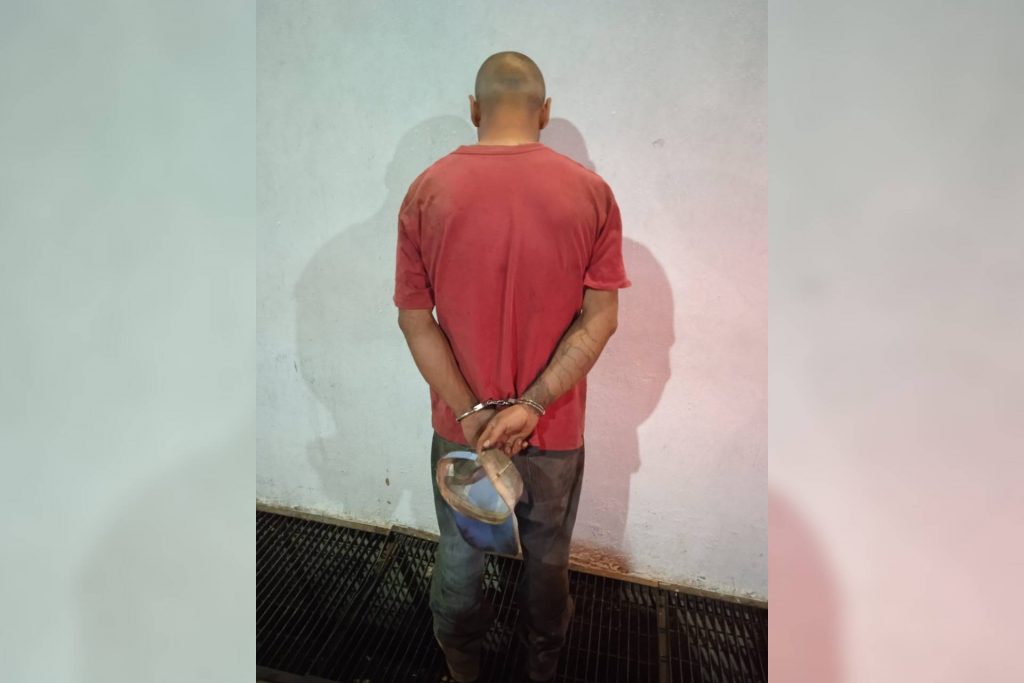 casi golpea mujer martillo