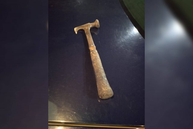 casi golpea mujer martillo