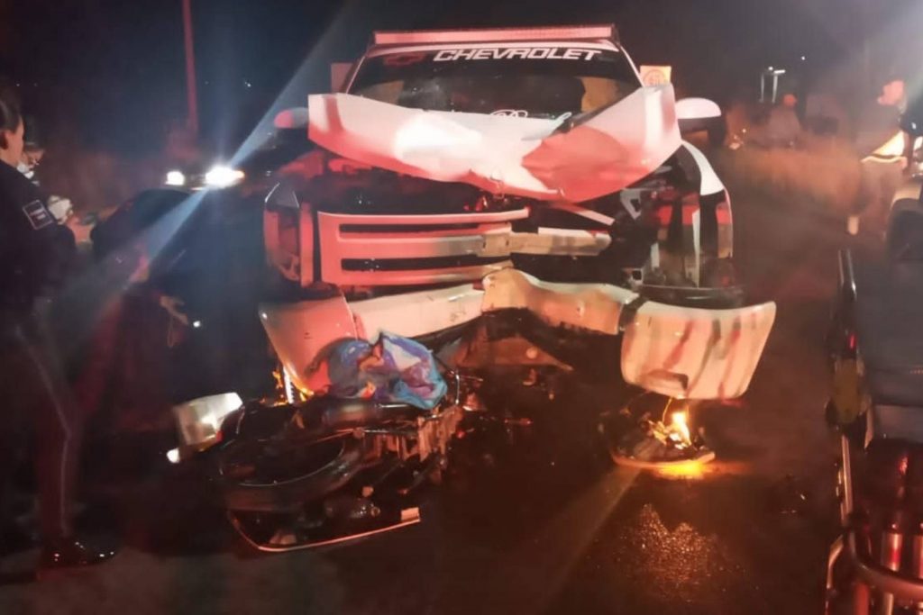 jóvenes embestidos camioneta Pabellón