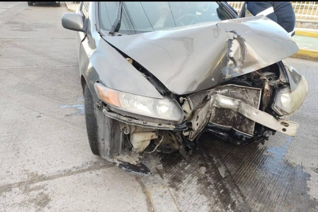 MUJER LESIONADA POSTE ALUMBRADO