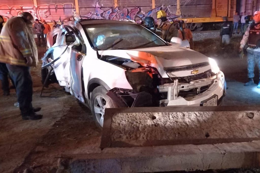 intentar ganarle el paso al tren