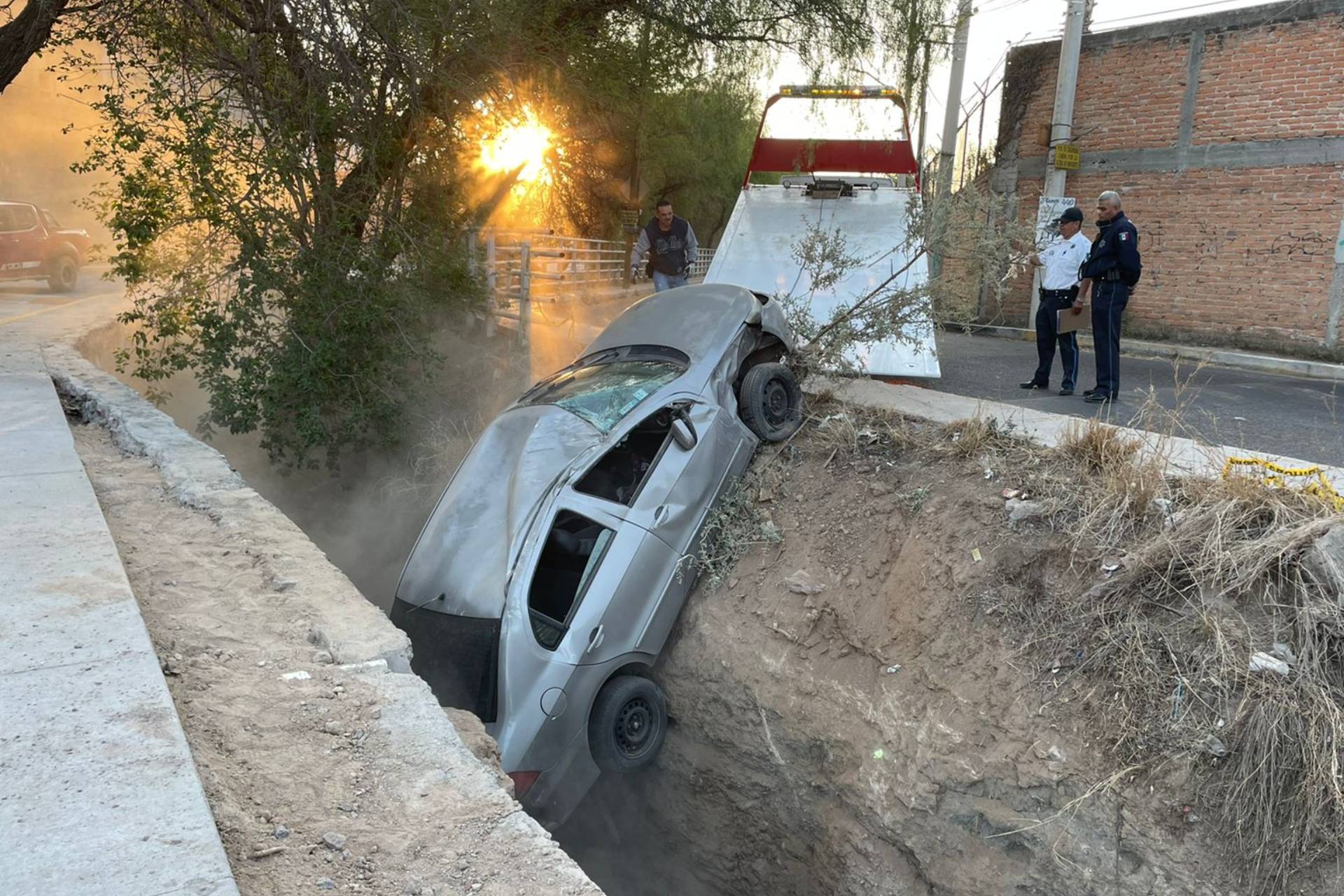 Un Vehículo Fue A Parar A Un Arroyo El Conductor Abandonó Su Unidad 8307