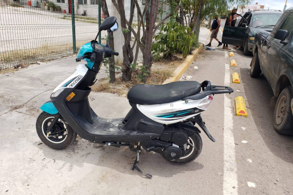 Mujer motociclista impactada camioneta