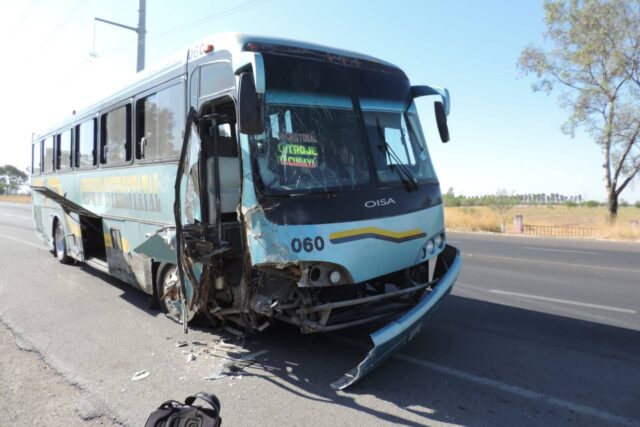 mujer murió chocar frente autobús