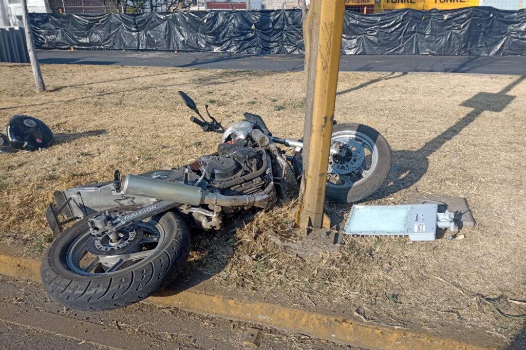 Motociclista camellón Pirules