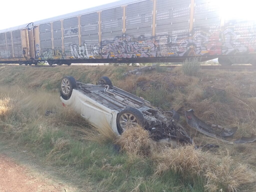 Casi se mata una mujer por intentar ganarle el paso al tren