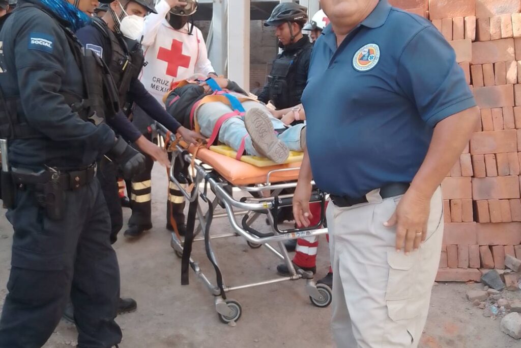 trabajador construcción viga metal