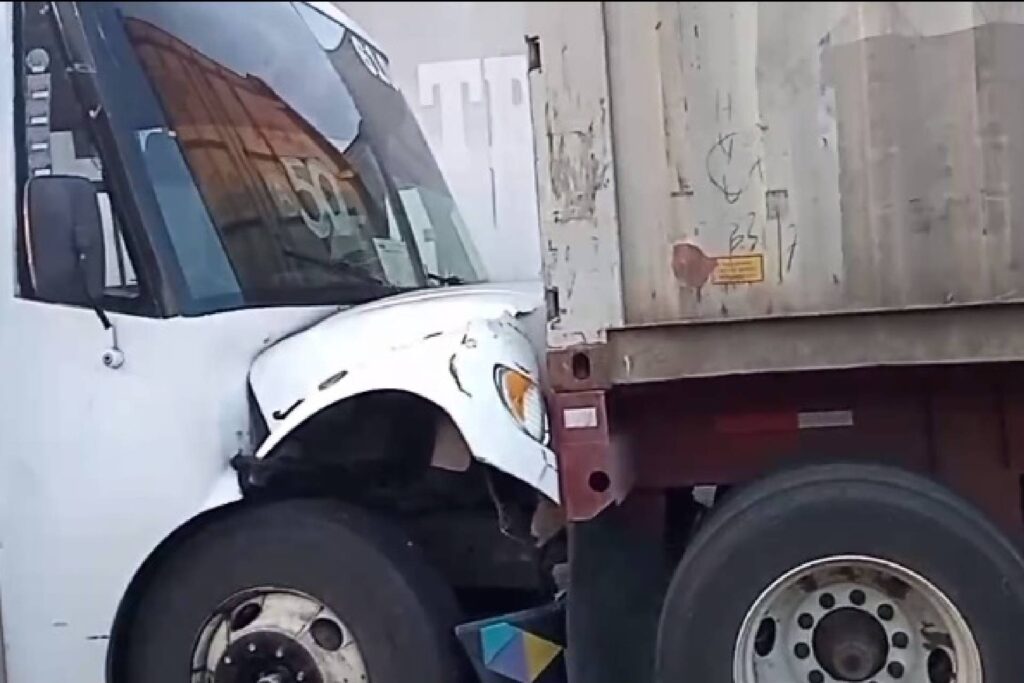choque tráiler camión urbano
