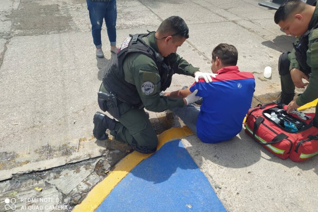 camioneta señal alto motociclista