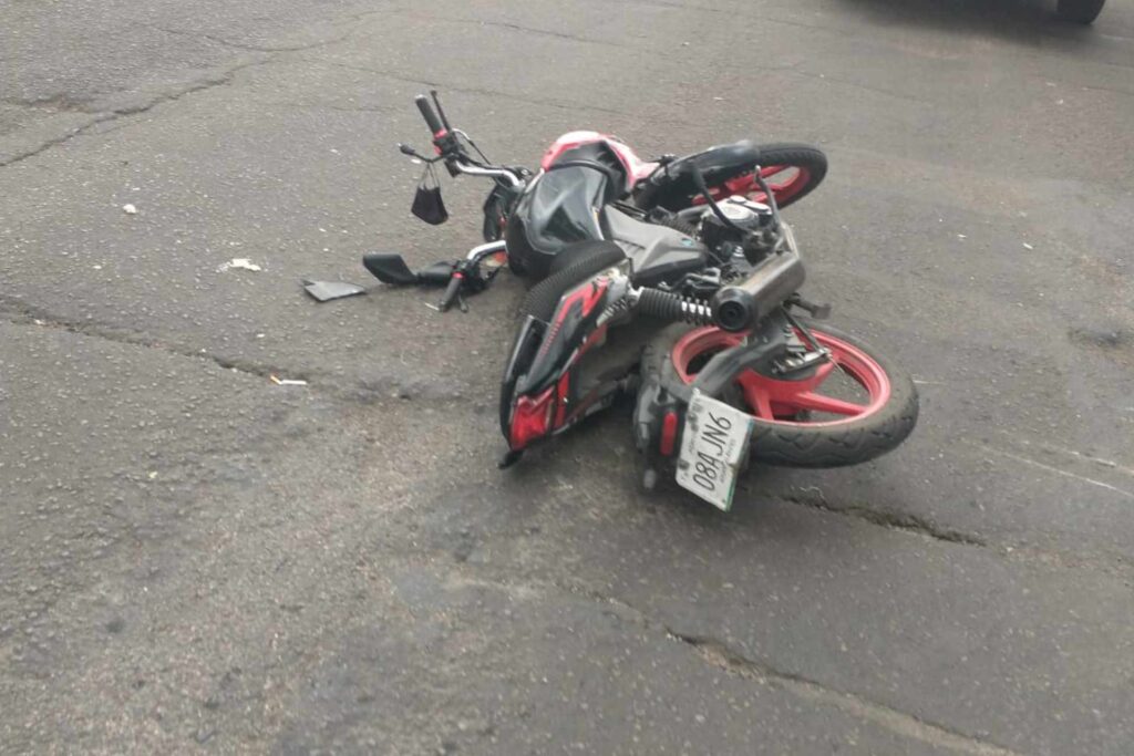 motocicleta embestido vehículo