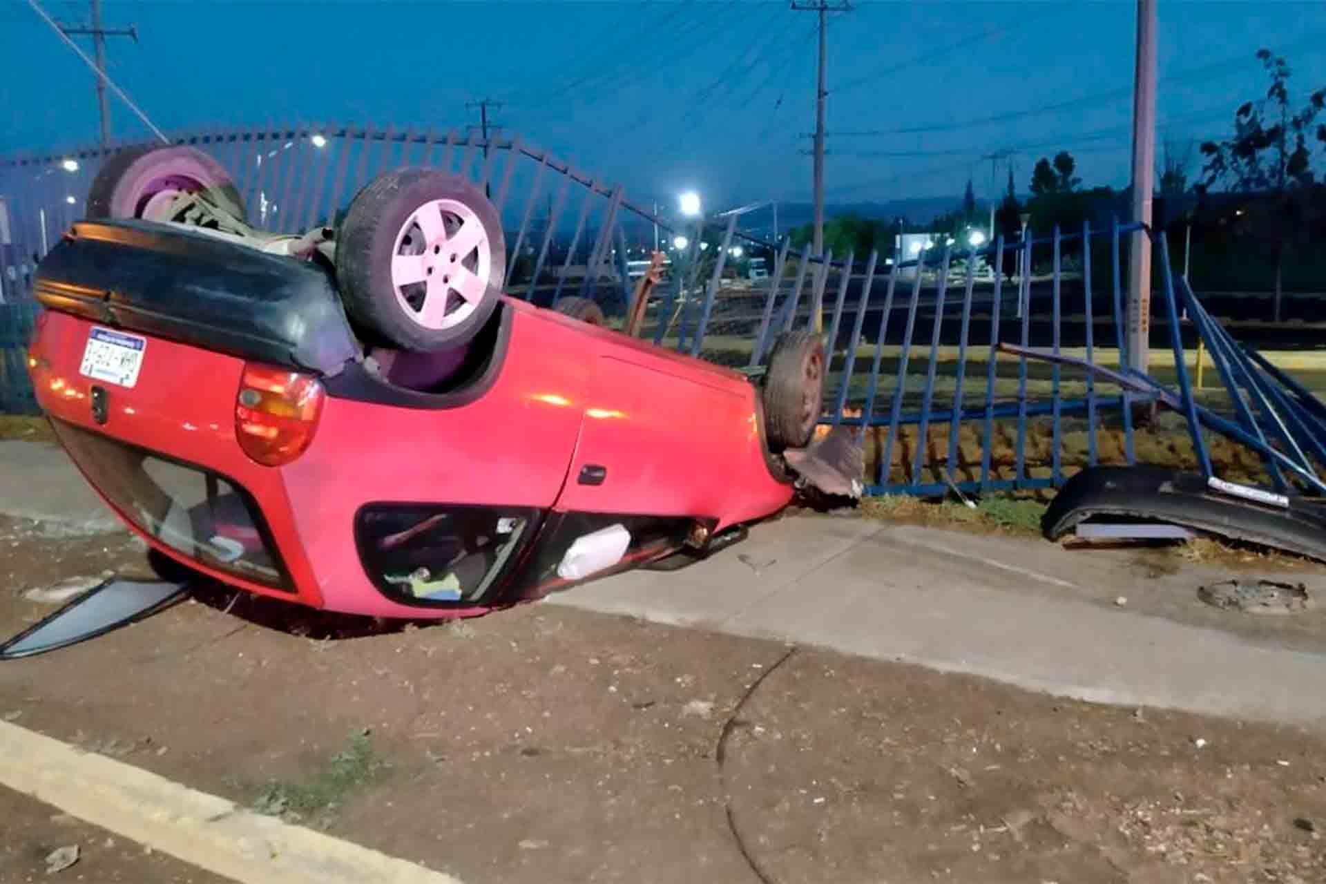 Mujer Ilesa Tras Volcar Su Carro En La Famosa Curva De La Uaa ¡el Aguas 8250