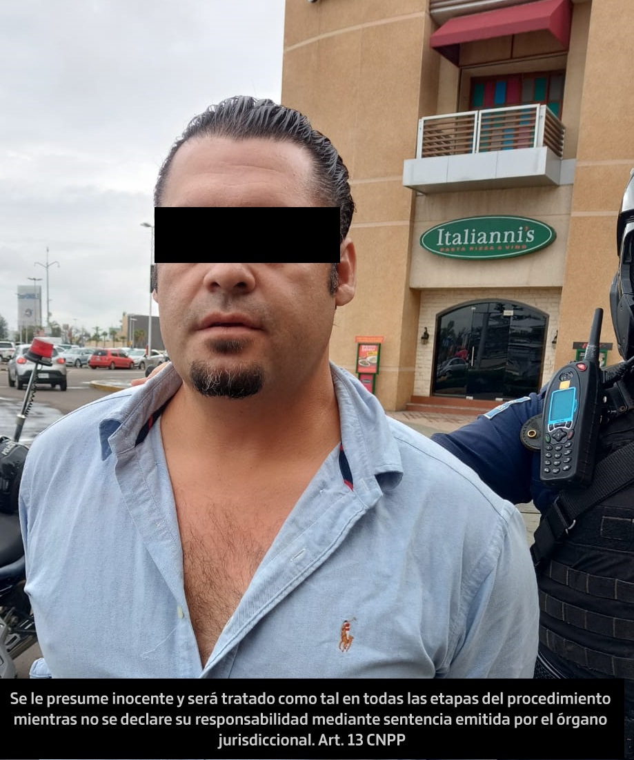 ANDABA ARMADO EN UN CENTRO COMERCIAL