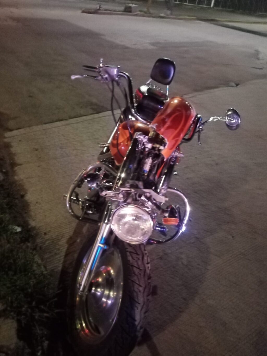 MOTOCICLISTA SE ESTAMPA CONTRA UN POSTE