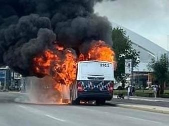 ARDE EN LLAMAS UN CAMION DE RUTA