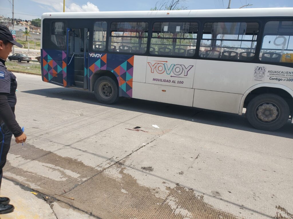 CASI MUERE APLASTADO POR UN CAMIÓN