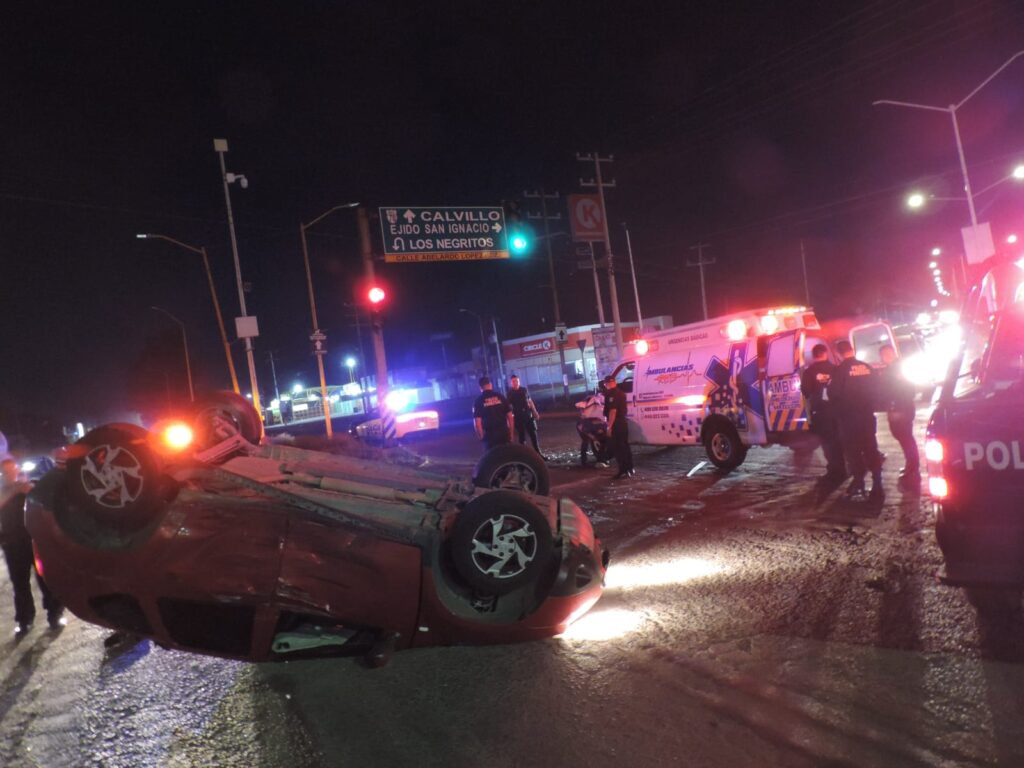 AMBULANCIA IMPACTA VAGONETA Y LA VUELCA