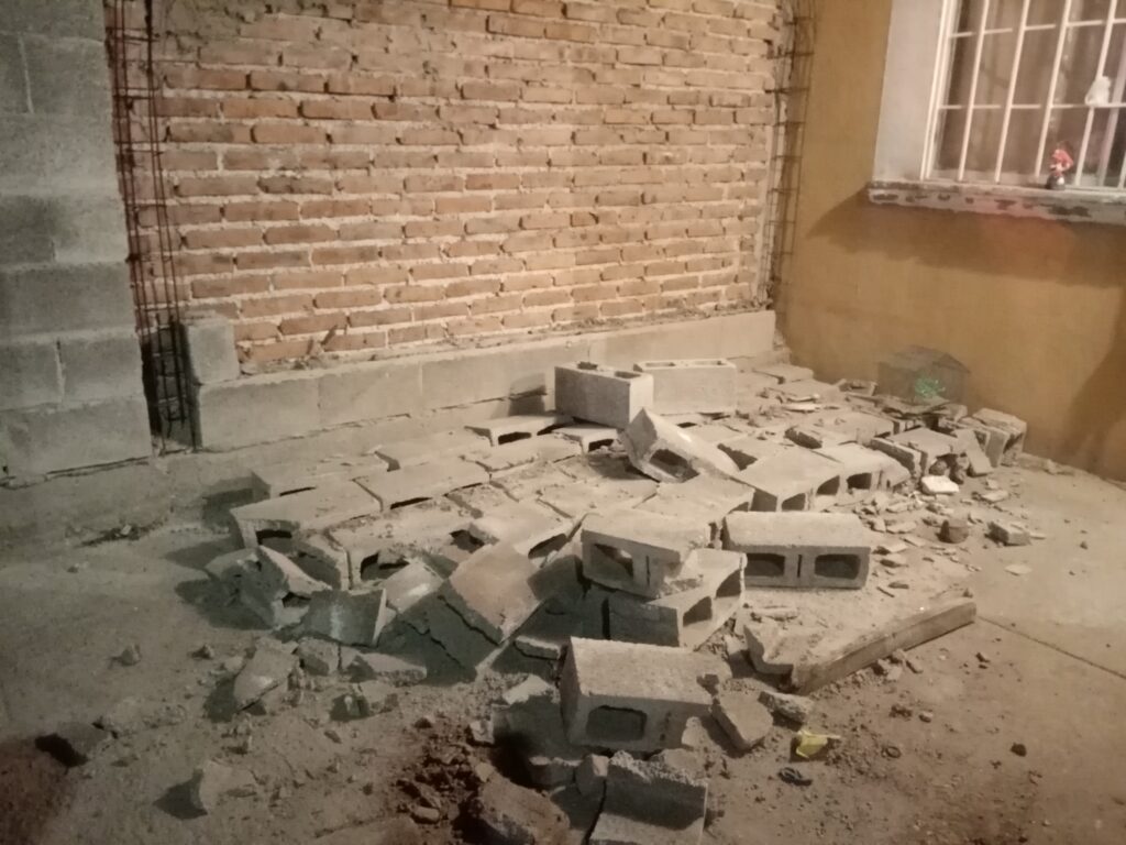 SE RECARGO EN UNA BARDA Y LE CAYO ENCIMA