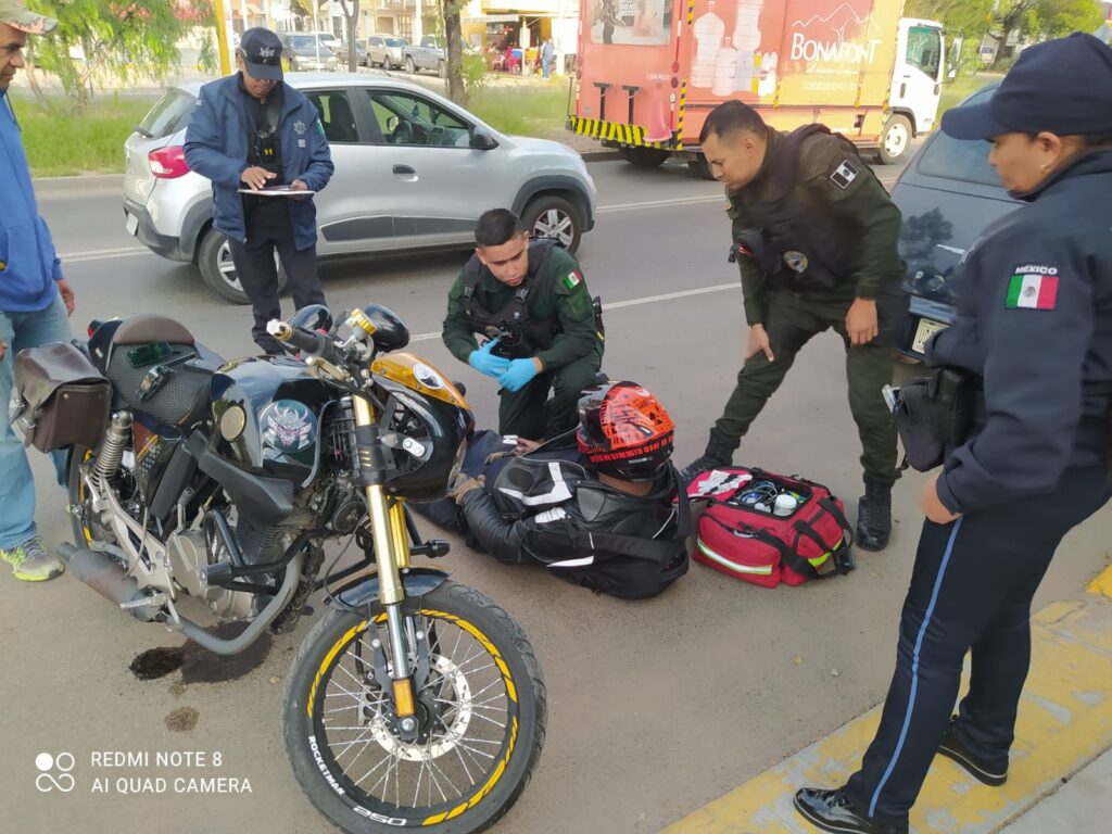 CAE MOTOCICLISTA Y ES ATENDIDO POR ELEMENTOS POLICIACOS