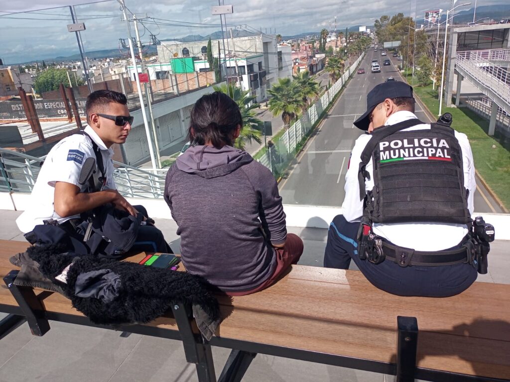 MENOR DE 16 AÑOS INTENTA ARROJARSE DE UN PUENTE