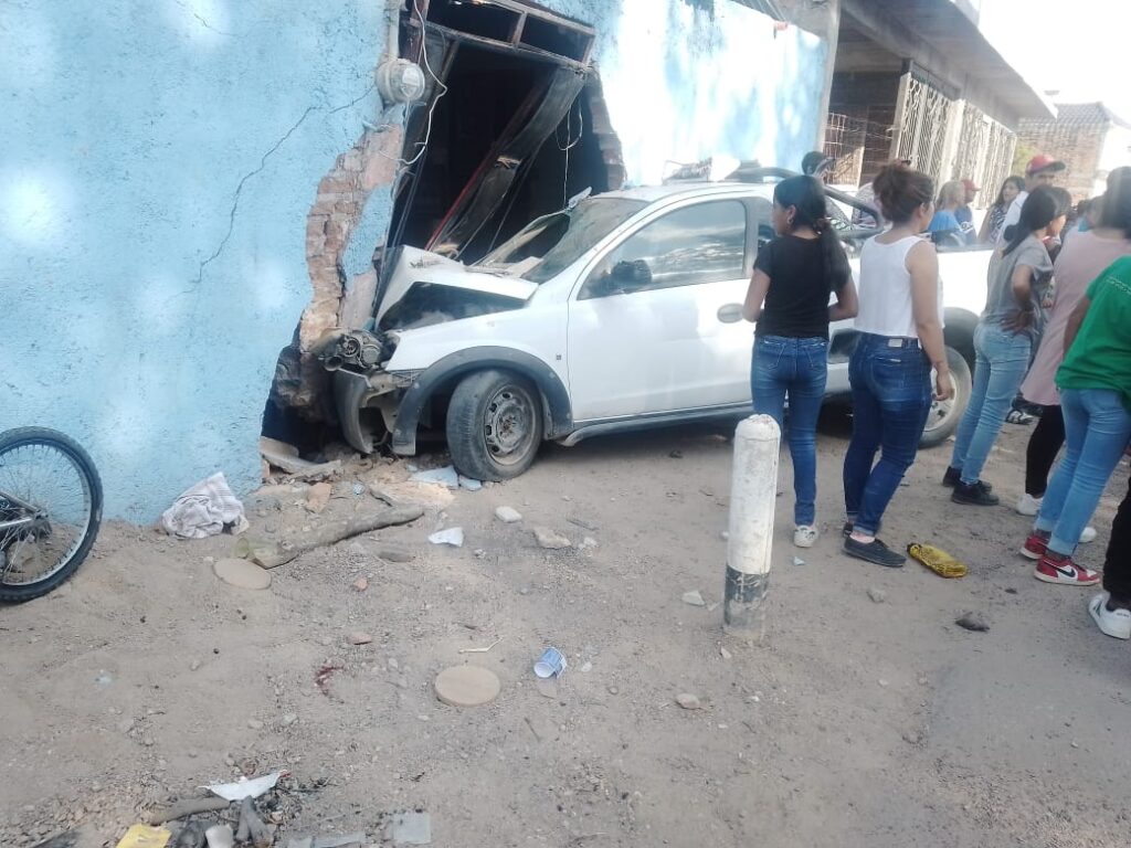 CAMIONETA ATROPELLA A UNA MUJER Y LUEGO SE ESTRELLA CONTRA UNA VIVIENDA