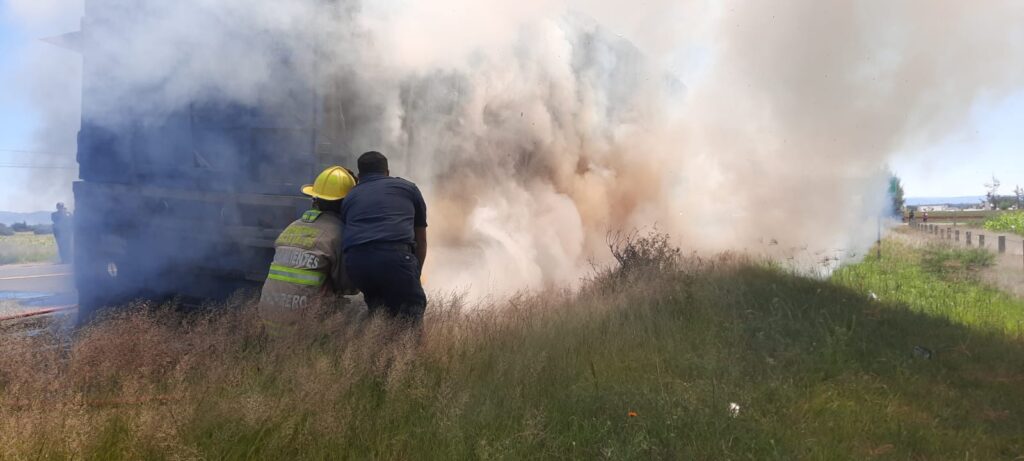 SE INCENDIA TRAILER QUE CIRCULABA SOBRE LA CARRETRA 70 ORIENTE