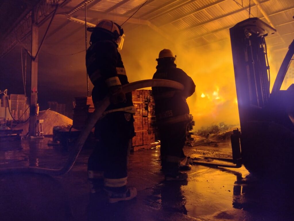 ARDE EN LLAMAS UNA MADERERIA