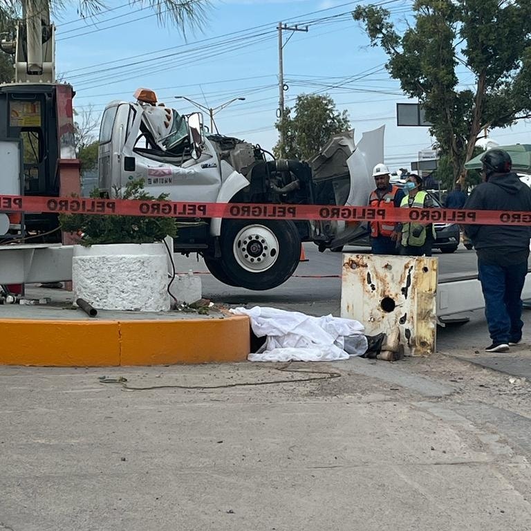 MUERE TRABAJADOR TRAS CAERLE EN LA CARA UN ANUNCIO