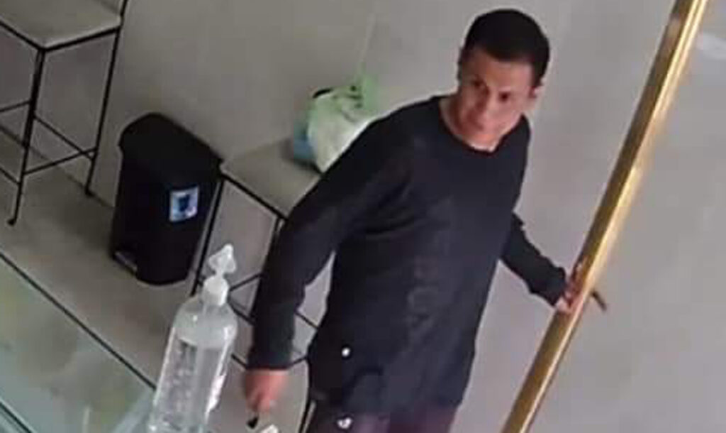 BUSCAN A ASALTANTE MANO LARGA