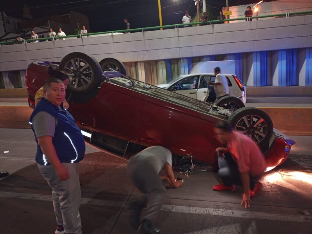 MUJER SE VUELCA Y QUEDA PRENSADA