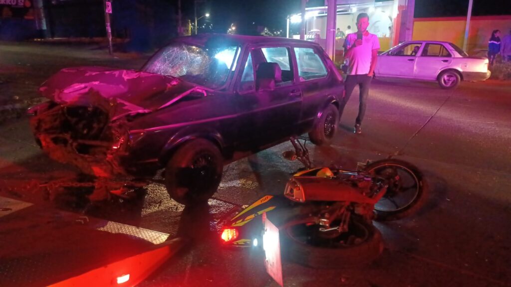 PAREJA DE MOTCICLISTAS RESULTA GRAVE, TRAS SER EMBESTIDOS